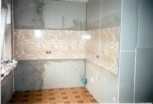 Нужно ли клеить обои за кухонным гарнитуром: несколько рекомендаций по подготовке стен перед установкой гарнитура.