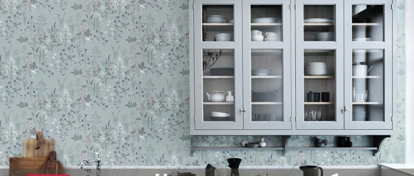 Нужно ли клеить обои за кухонным гарнитуром: несколько рекомендаций по подготовке стен перед установкой гарнитура.