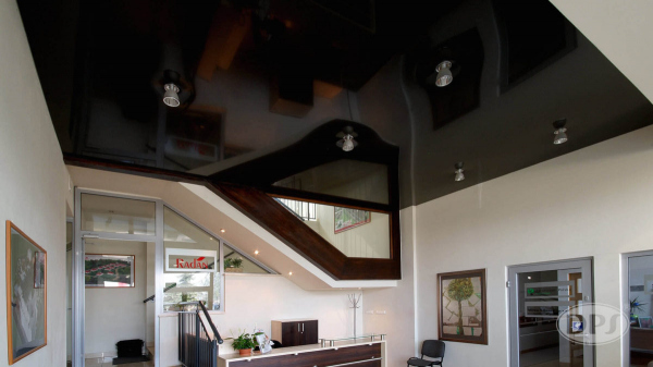 Какой натяжной потолок выбрать - глянцевый или матовый?